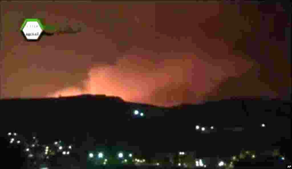 Hình ảnh từ video của hãng tin Ugarit News cho thấy khỏi lửa ngút trời sau vụ Israel không kích, Damascus, ngày 5 tháng 5, 2013.
