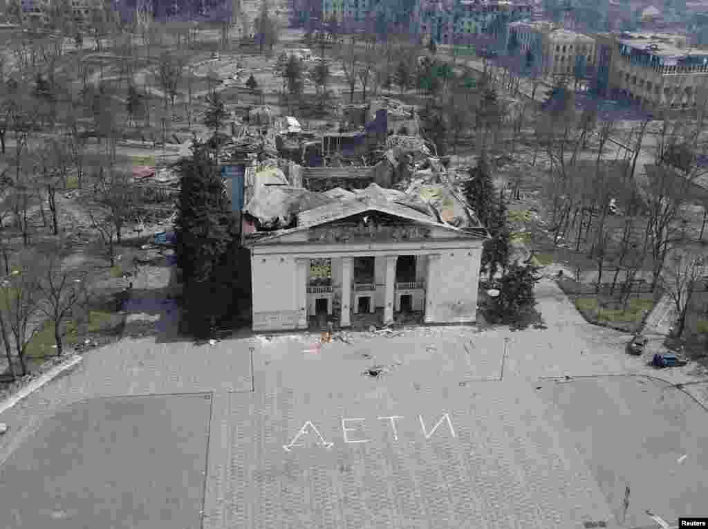 16 марта в результате российской бомбардировки был уничтожен Мариупольский драмтеатр, служивший убежищем для местных жителей. Точное число жертв так и не было установлено, однако многие источники говорят о сотнях погибших (расследование Associated Press сообщало о 600 жертвах, власти Украины – о 300 погибших).