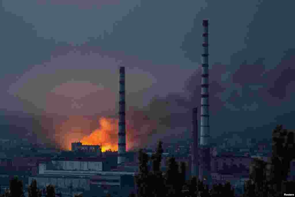 Пожар на заводе «Азот» в Лисичанске 18 июня. 25 июня ВСУ были вынуждены оставить Северодонецк, а в начале июля – находящийся южнее Лисичанск. Занятие этого важного плацдарма позволило войскам РФ пересечь границу Луганской и Донецкой областей и начать наступление по широкой линии, связывающей города Северск, Соледар и Бахмут.
