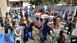 Orang-orang berkumpul di sebuah rumah sakit, tempat dibawanya korban luka akibat ledakan bom, di Quetta, Pakistan, Jumat, 29 September 2023. (Foto: Ilustrasi/AP)
