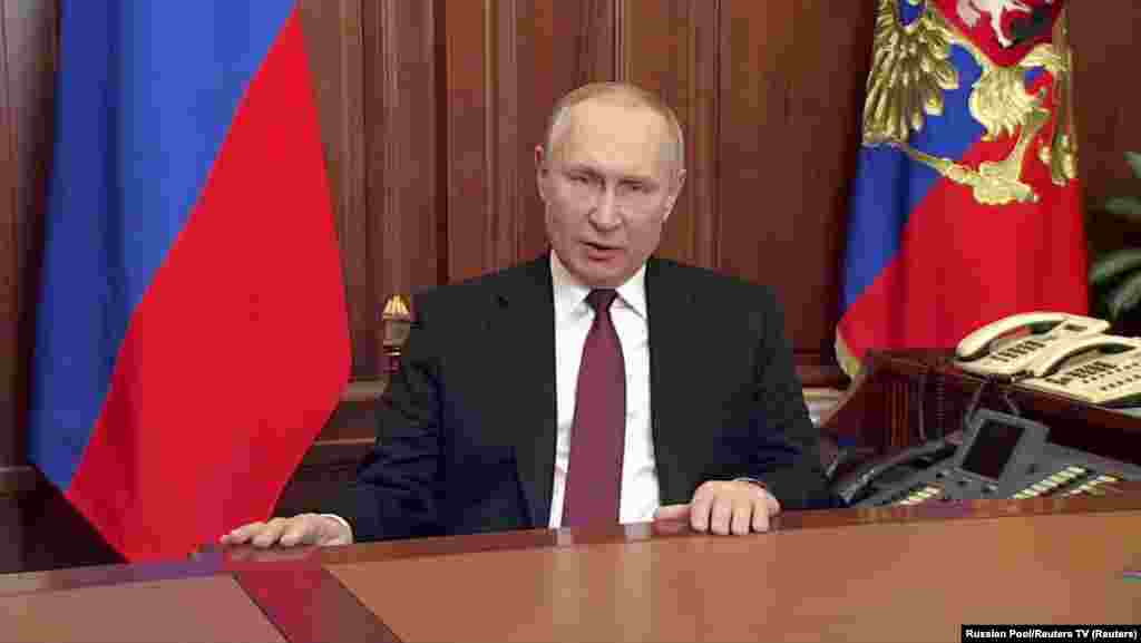 Утром 24 февраля президент РФ Владимир Путин в телеобращении объявил о вторжении на территорию Украины, назвав агрессию «специальной военной операцией». В числе задач Путин назвал якобы необходимость «демилитаризировать и денацифицировать Украину» – впоследствии декларируемые цели вторжения неоднократно менялись.