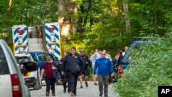 Equipos de búsqueda y rescate abandonan el puesto de comando en St. Mary's Wilderness en ruta hacia Blue Ridge Parkway para buscar el sitio donde un Cessna Citation se estrelló sobre un terreno montañoso cerca de Montebello, Virginia, el domingo 4 de junio de 2023. 