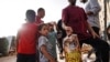 Palestinci prikupljaju hranu iz paketa pomoći bačenih iz vazduha u oblasti Hamad, u Kan Junisu, u južnom Pojasu Gaze 4. jula 2024.