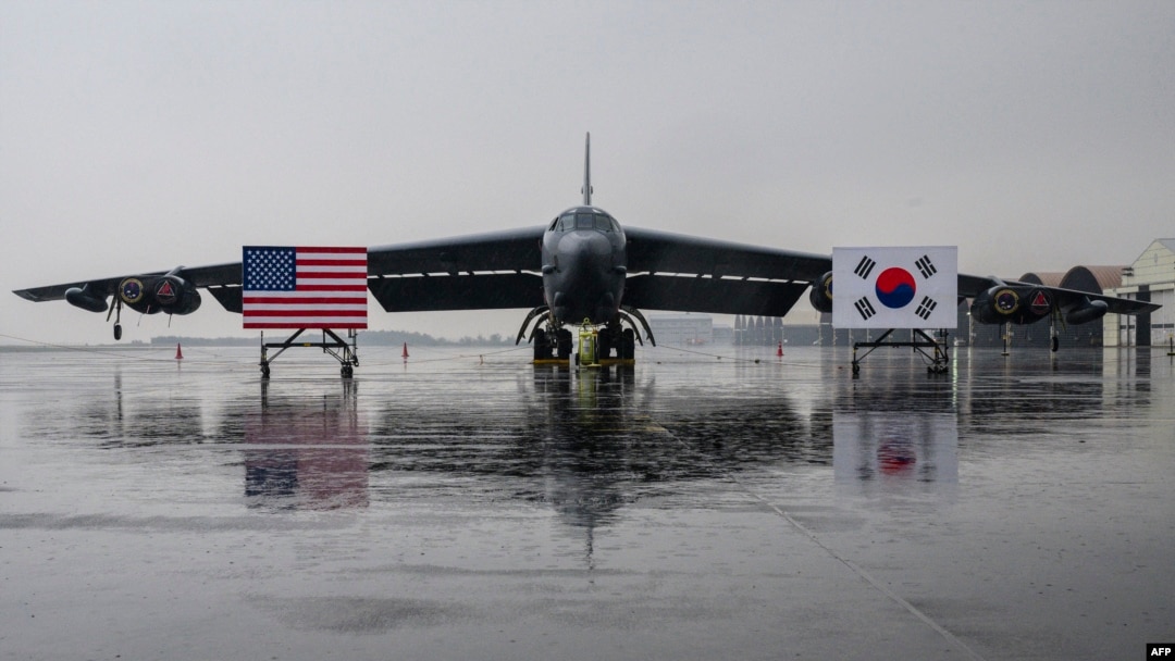한국 청주 공군기지에 착륙한 미 공군 B-52H 전략폭격기가 앞에 미한 양국 국기가 세워져있다. (자료사진)