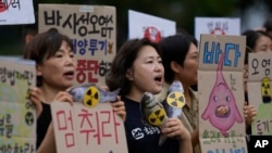 24일 한국 서울에서 환경단체 회원 등 시위대가 후쿠시마 제1원자력발전소 오염수(일본 정부 명칭 '처리수') 방류 중단을 일본에 요구하고 있다. 