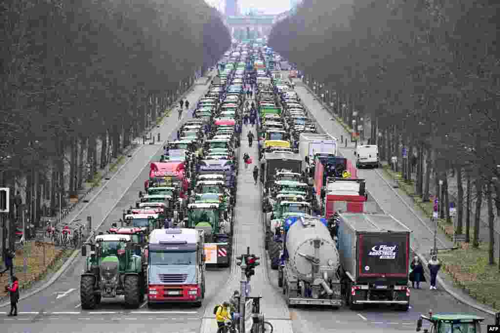 Tractors are lined up in the "Strasse des 17 Juni" boulevard, towards the Brandenburg Gate in Berlin, as German farmers demonstrate against the planned abolition of subsidies for agricultural diesel.