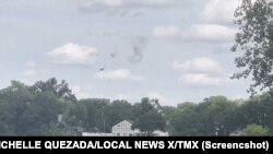 Članovi posade se katapultiraju nakon što je avion počeo padati. (Foto: AP/MICHELLE QUEZADA/LOCAL NEWS X/TMX/Screengrab)