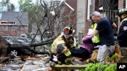 Vatrogasci iznose povrijeđenu ženu iz zgrade u Litl Roku, u Arkanzasu (Foto: Stephen Swofford/Arkansas Democrat-Gazette via AP)