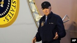 Президент Джо Байден спускается по трапу самолета на базе ВВС США Дувр в Делавэре, 17 июля 2024 года. 