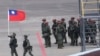 资料照片：台湾军人在年度汉光演习中模拟敌军(帽子上有红色标记者)袭击桃园机场跑道。(2023年7月26日)