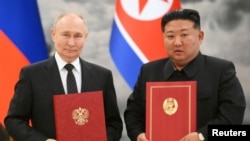 Президент РФ Владимир Путин и президент КНДР Ким Чен Ын на церемонии подписания документов по итогам визита Путина в Пхеньян. 19 июня 2024.