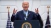 "No me voy a ir a ninguna parte", dice Biden a la multitud del 4 de Julio