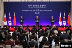 지난달 27일 윤석열 한국 대통령과 기시다 후미오 일본 총리, 리창 중국 총리가 한국 서울에서 열린 3국 정상회의 후 기자회견을 가졌다.