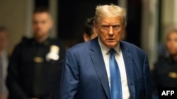 El expresidente de Estados Unidos y candidato presidencial republicano Donald Trump llega a su juicio por dinero por silencio en el Tribunal Penal de Manhattan, en la ciudad de Nueva York, el 20 de mayo de 2024.