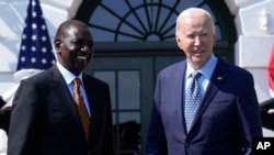 Presiden AS Joe Biden (kanan) menyambut kedatangan Presiden Kenya William Ruto ke Gedung Putih, Washington, pada 22 Mei 2024. (Foto: AP/Susan Walsh)