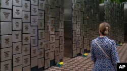 На думку експертів, Путін може отримати нові ордери на арешт за діяльність бойовиків “Групи Вагнера”. Фото: AP/Jae C. Hong, 7 липня 2023. На фото: Меморіал у памʼять про вбитих російськими силами у Бучі