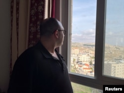 Joey Canavati, pwopriyete otel Alexander gade nan fenet yon chanm ki vid nan Bethlehem, 9 Desanm 2023.
