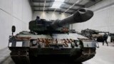 Немецкие танки Leopard 2 на производственном предприятии в Унтерлюсе, Германия, 12 февраля 2024 года