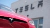FILE - Sebuah kendaraan sport Model X berada di luar toko Tesla di Littleton, Colorado, 18 Juni 2023. Pembuat kendaraan listrik Tesla telah memulai pembangunan pabrik di Shanghai untuk membuat baterai penyimpan energi Megapack. (AP/David Zalubowski)