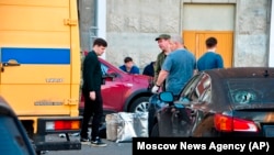 Следователи работают на месте падения сбитого украинского беспилотника в Красногорске, недалеко от Москвы, Россия, 22 августа 2023 года.