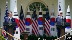 조 바이든 미국 대통령과 윤석열 한국 대통령이 지난해 4월 정상회담 후 백악관 로즈 가든에서 기자회견을 하고 있다.