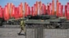 ARCHIVO - Un soldado ruso pasa junto a un tanque Leopard 2A6 decomisado en Ucrania. 