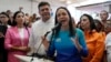 María Corina Machado durante un acto en el que recibió apoyo del candidato a la primaria presidencial, Freddy Superlano, tras retirarse de la contienda. 