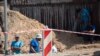 Дел од македонските работници, што се ангажирани на отворено, работеа во екот на топлотниот бран, иако владата вчера упати препораки до приватниот и јавниот сектор да нема работни активности со директна изложеност на сонце во период од 11 до 17 часот