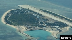 Pemandangan dari udara menunjukkan Pulau Thitu yang diduduki Filipina, yang secara lokal dikenal sebagai Pag-asa, di Kepulauan Spratly yang disengketakan, Laut China Selatan, 9 Maret 2023. (Foto: REUTERS/Eloisa Lopez)