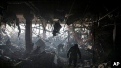 Одно из зданий в Киеве после бомбардировки. 21 марта 2022г.