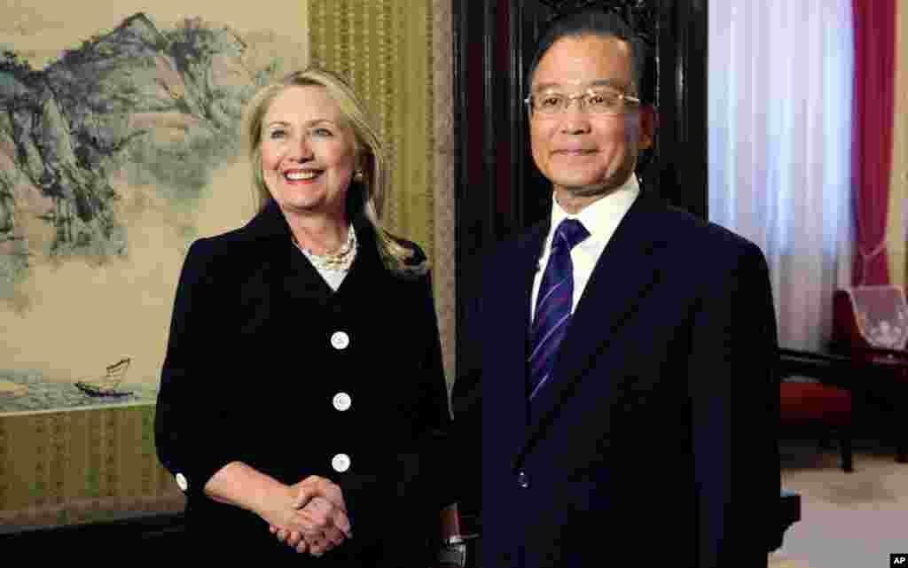 Ngoại trưởng Clinton và Thủ tướng Trung Quốc Ôn Gia Bảo bên trong khu vực Trung Nam Hải ở Bắc Kinh 5/9/2012. (AP Photo/Jim Watson, Pool)