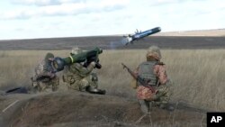 Украинские военные, оснащенные противотанковым ракетным комплексом «Джавелин», на боевых позициях (архивное фото)