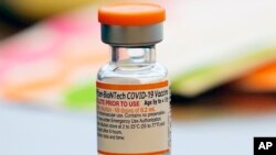 ARCHIVO - Una ampolla de la vacuna Pfizer-BioNTech COVID-19 para niños de 5 a 12 años está listo para usar en un sitio de vacunación en Fort Worth, Texas, el 11 de noviembre de 2021.