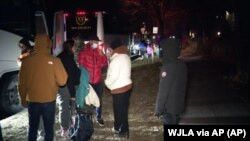 텍사스 국경을 넘은 불법 이민자들을 태운 버스가 24일 카멀라 해리스 부통령 관저 앞에 도착했다.