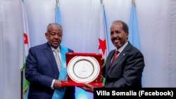 Madaxweyne Xasan Sheekh oo billad guddoonsiinaya madaxweyne Geelle