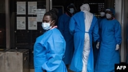 Wafanyakazi wa afya waliovalia vifaa vya kujikinga na Ebola katika hospitali ya Mubende eneo la Mubende nchini Uganda. Sept. 24, 2022.