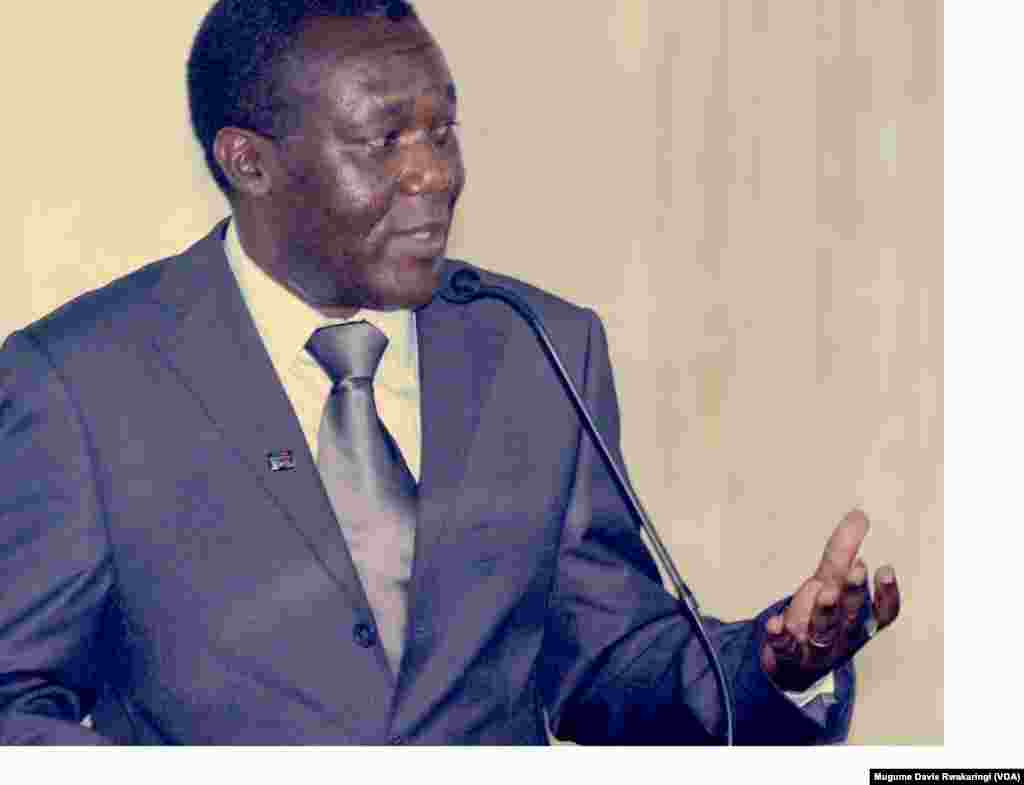 South Sudan in Focus host and managing editor John Tanza hosts the Voice of America town hall meeting in Juba on Thursday, March 28, 2013.