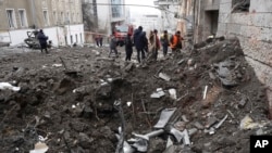 Radnici hitne pomoći i opštine raščistili su ruševine stambene zgrade koja je pogođena ruskom raketom, u centru grada Harkova, 5. februar, 2023. (Foto: AP/Andrii Marienko)