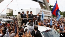 Hàng ngàn người đổ ra đường để chào đón ông Sam Rainsy.