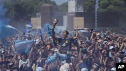 Warga Argentina merayakan keberhasilan timnya meraih gelar Piala Dunia 2022 di Buenos Aires, Argentina, pada 18 Desember 2022. (Foto: AP/Rodrigo Abd)