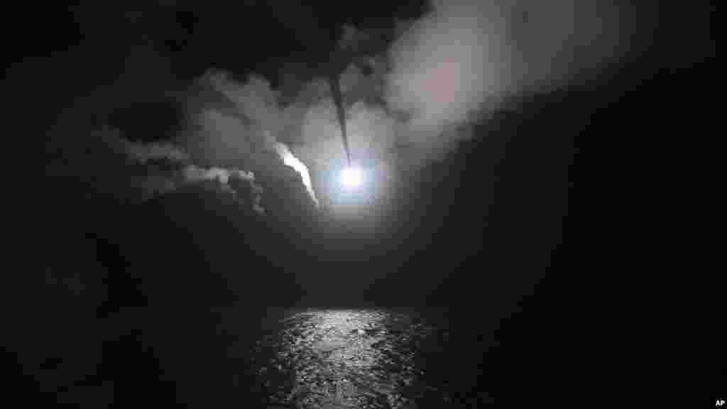 2017年4月7日美國海軍波特號導彈驅逐艦從地中海發射戰斧巡航導彈(1)(美國海軍圖片)