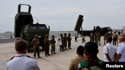 Фото: американська система HIMARS та японська 12SSM на виставці в Японії, червень 2022 року. REUTERS/Issei Kato