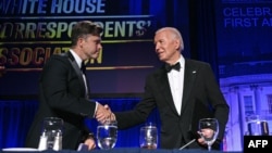 Başkan Biden geleneksel yemekte komedyen Colin Jost'la tokalaşırken