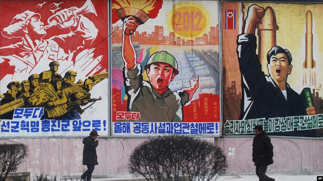 지난 2012년 평양 거리에 북한 선전 구호가 적힌 포스터가 걸려있다. (자료사진)