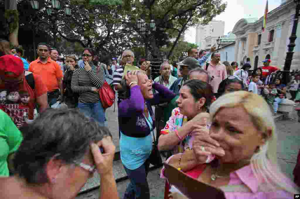Người ủng hộ phản ứng sau khi cái chết của ông Hugo Chavez được loan báo tại Caracas, Venezuela, ngày 5/3/2013.