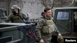 Президент Украины Владимир Зеленский в ходе визита на позиции ВС в Донецкой области. 9 апреля 2021.