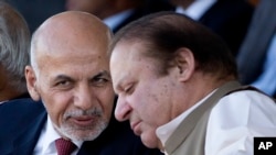FILE - Afghan President Ashraf Ghani (l) talks with Pakistani Prime Minister Nawaz Sharif in Islamabad, Pakistan.