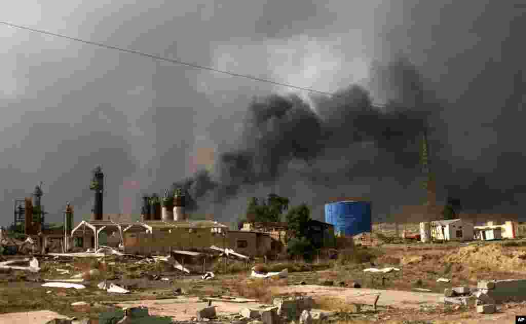 Sumur minyak di Qaraya terbakar setelah kota ini dibebaskan dari cengkeraman militan ISIS oleh pasukan Irak yang didukung AS.