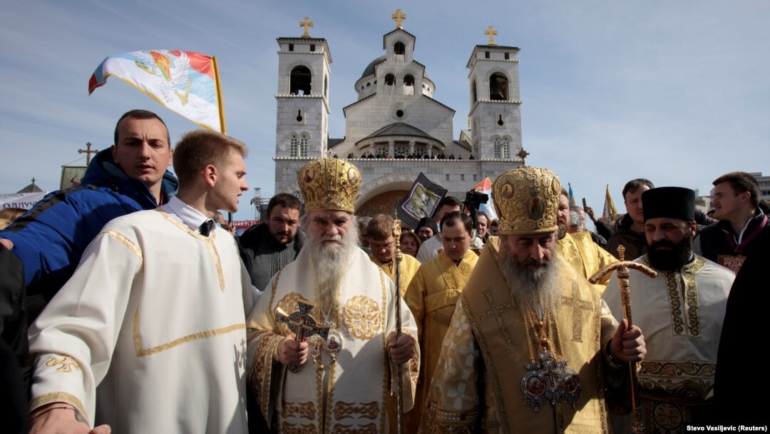 Mitropolit Amfilohije Radović sa vernicima u Podgorici - ilustrativnna fotografija (Foto: REUTERS/Stevo Vasiljevic)
