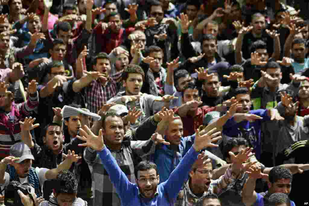Para demonstran meneriakan slogan-slogan di luar Cairo University di Giza (26/3). (AP/Ahmed Abdel Fattah, El Shorouk) 